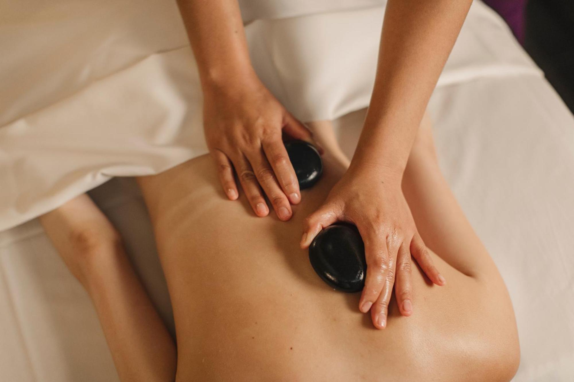 Siam Kempinski Hotel Bangkok Exterior foto Hot stone massage