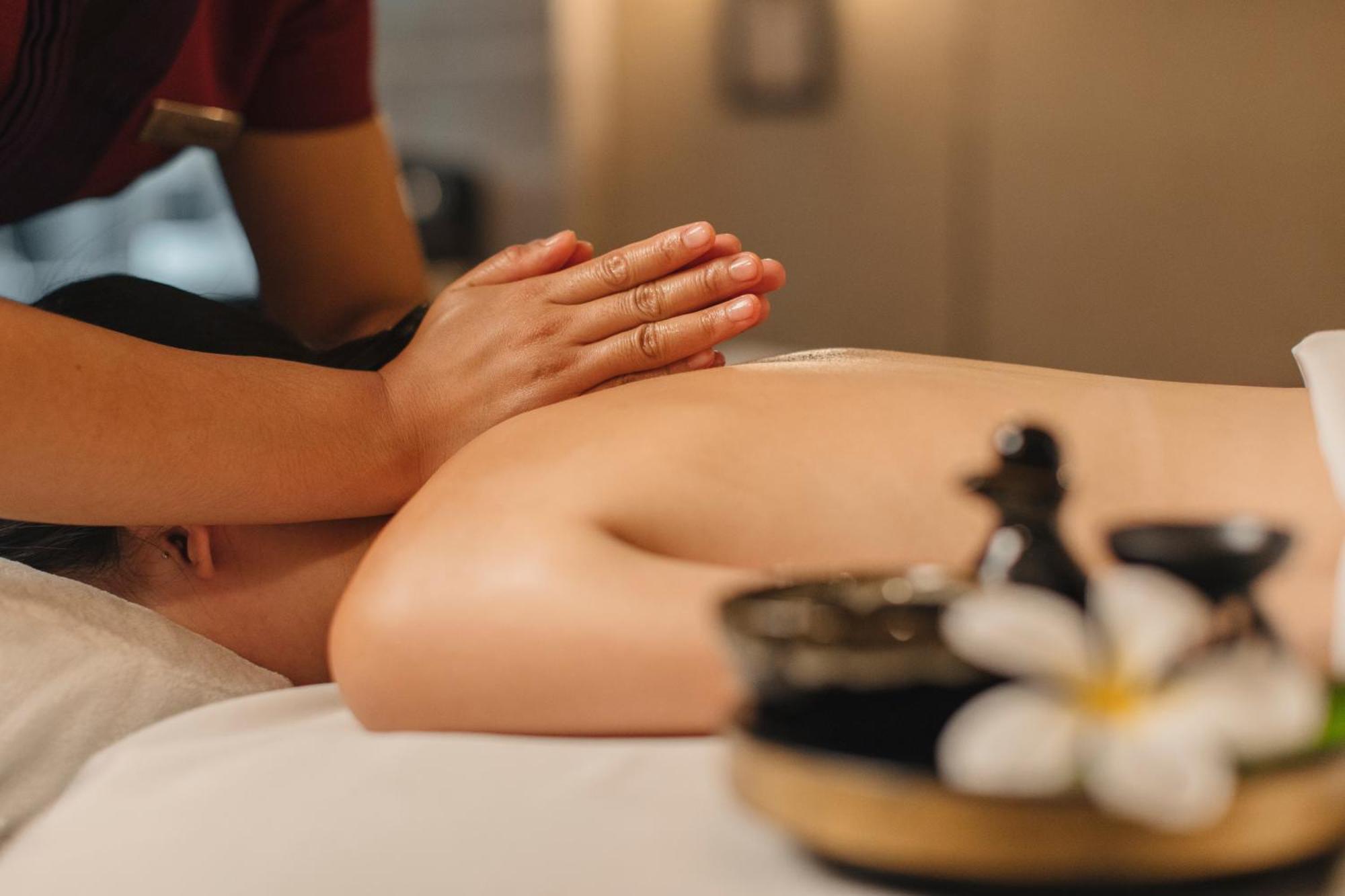 Siam Kempinski Hotel Bangkok Exterior foto A massage therapist working on a client